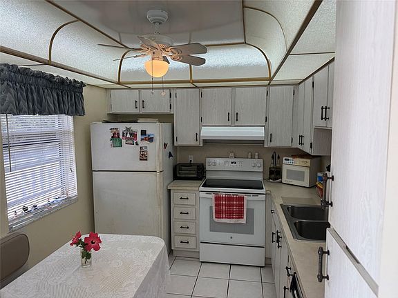 4th image of 425 SE 11th Terrace #302