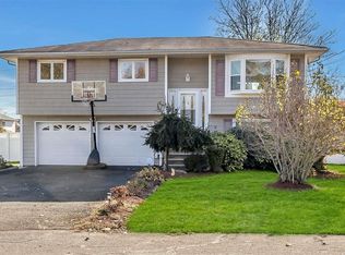 59 3rd St, Lindenhurst, NY 11757