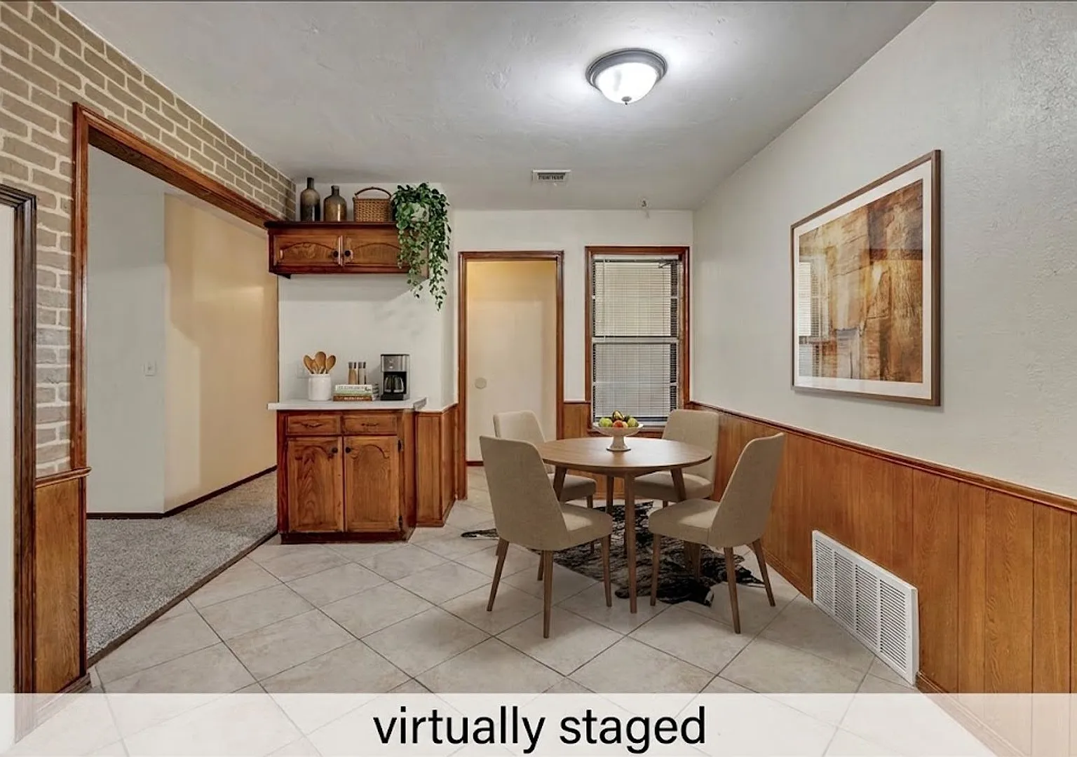 Huge Living Room with Fireplace — Photo 3