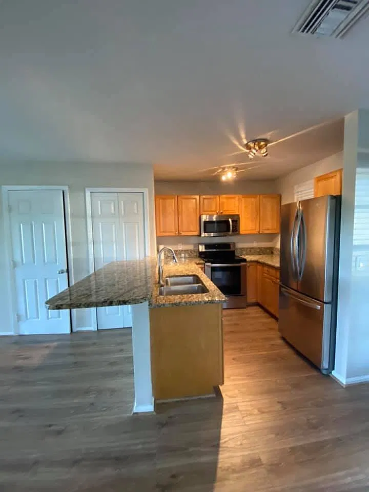 3 bed, 2.5 bath, 1060 sqft, $5,400 — Photo 3