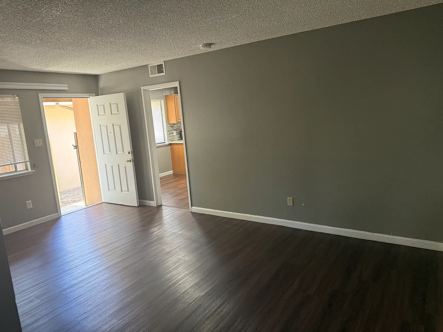 2 bed, 925 sqft, $2,200 — Photo 3