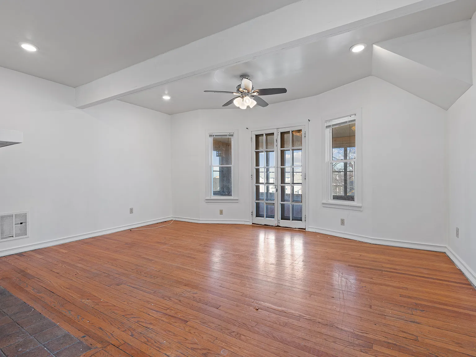 3 bed, 1.5 bath, 1800 sqft, $2,000 — Photo 2