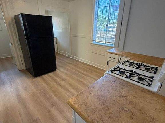 4th image of 2027-2029 Myrtle St #2027