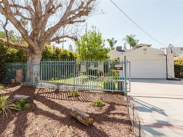 12832 Kling St — Photo 24