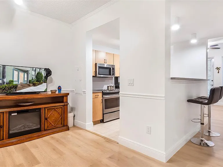 533 NE 3rd Ave — Photo 5