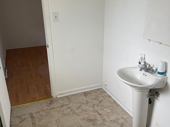 2nd image of 16648 Thornton Ave
