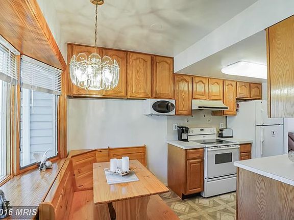 5th image of 16 Bush Hill Ct