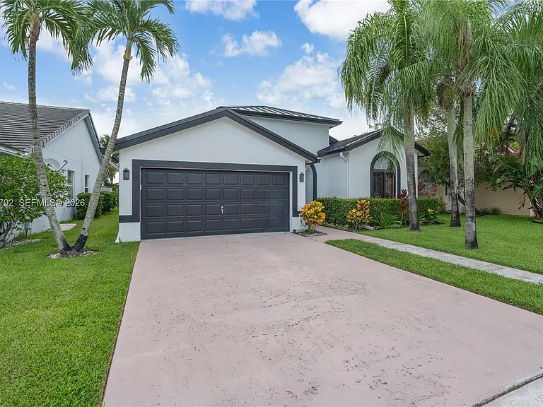 758 Lake Wellington Dr — Photo 5