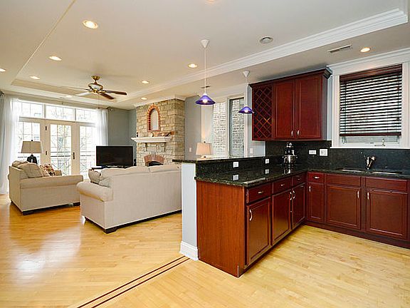 2nd image of 2047 W Morse Ave #3