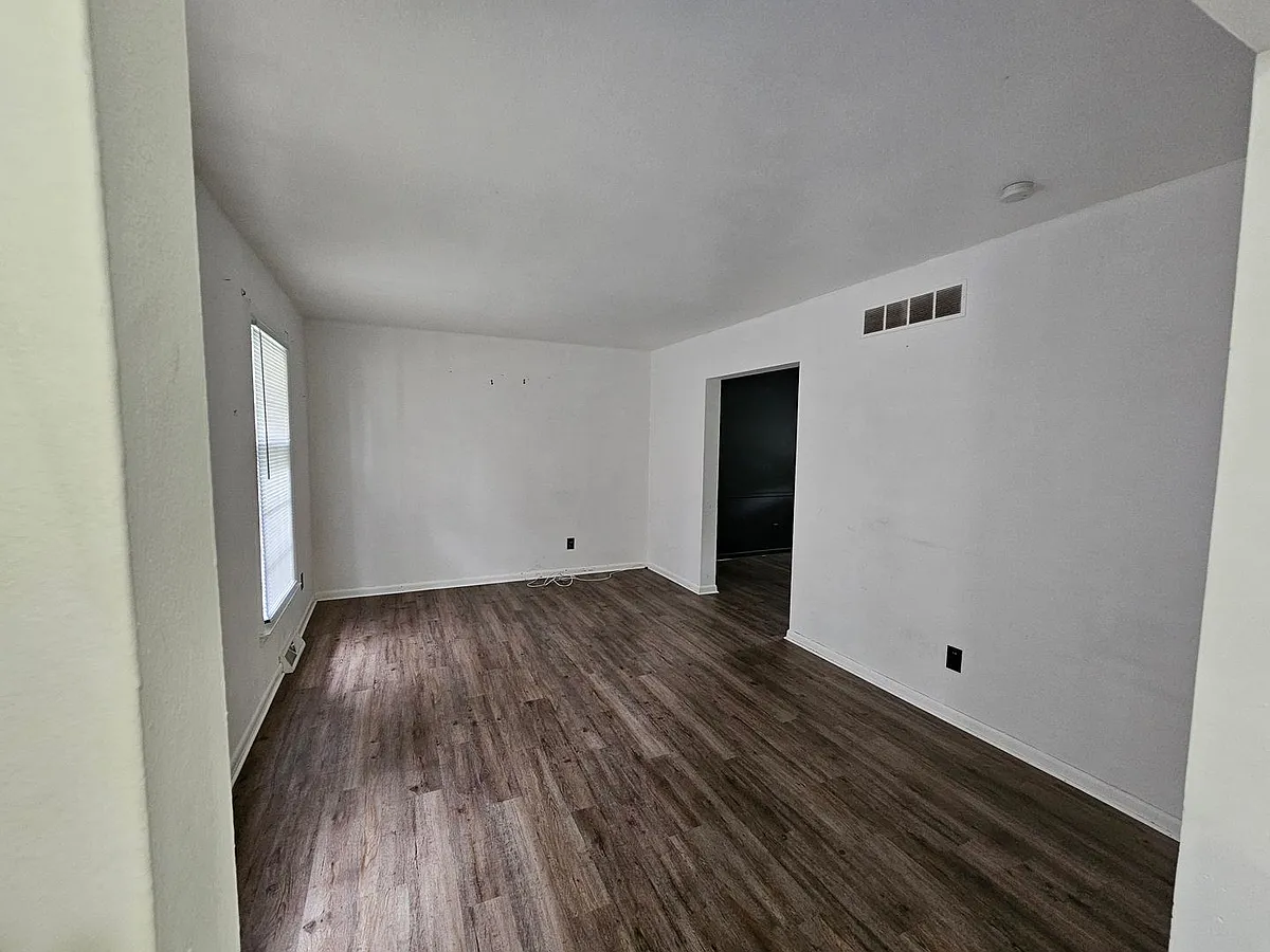 Building Photo - 305 Macarthur Dr