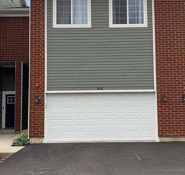 906 Gillespie Ln — Photo 1