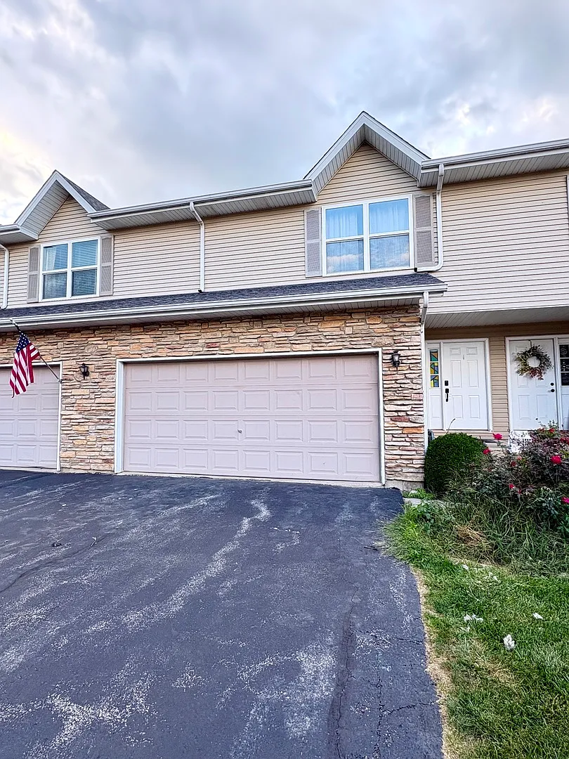 2 bed, 2.5 bath, 1747 sqft, $2,200 — Photo 1