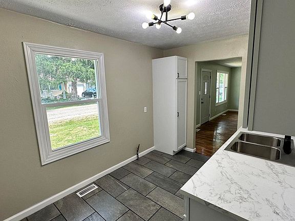 5th image of 625 W Lovell St
