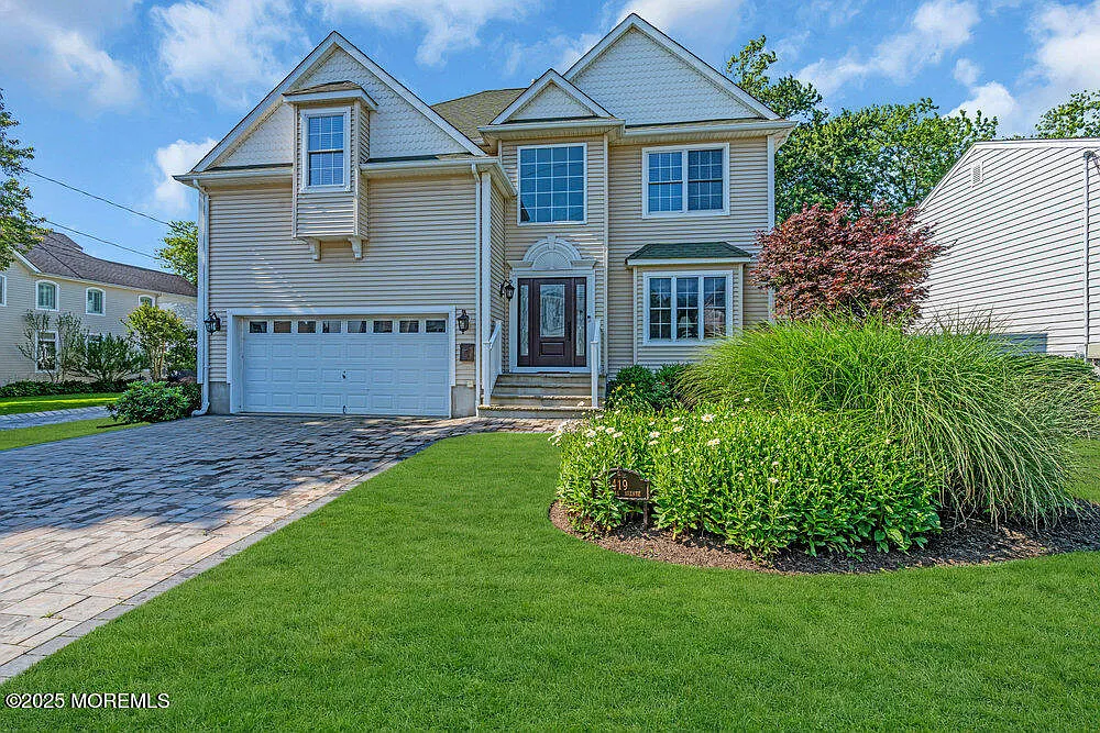 4 bed, 2.5 bath, $4,400 — Photo 1