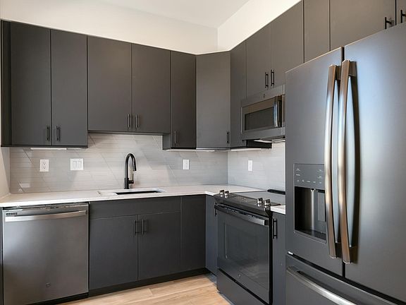 3rd image of 102 W Berks St #C4cc8c4f5