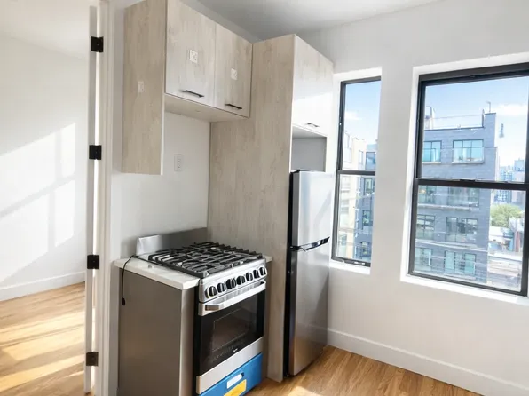 656 Metropolitan Avenue image 1 of 8