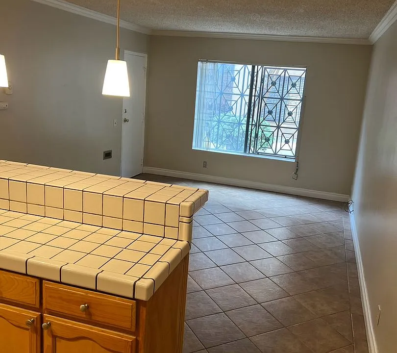 225 W 6th St #214