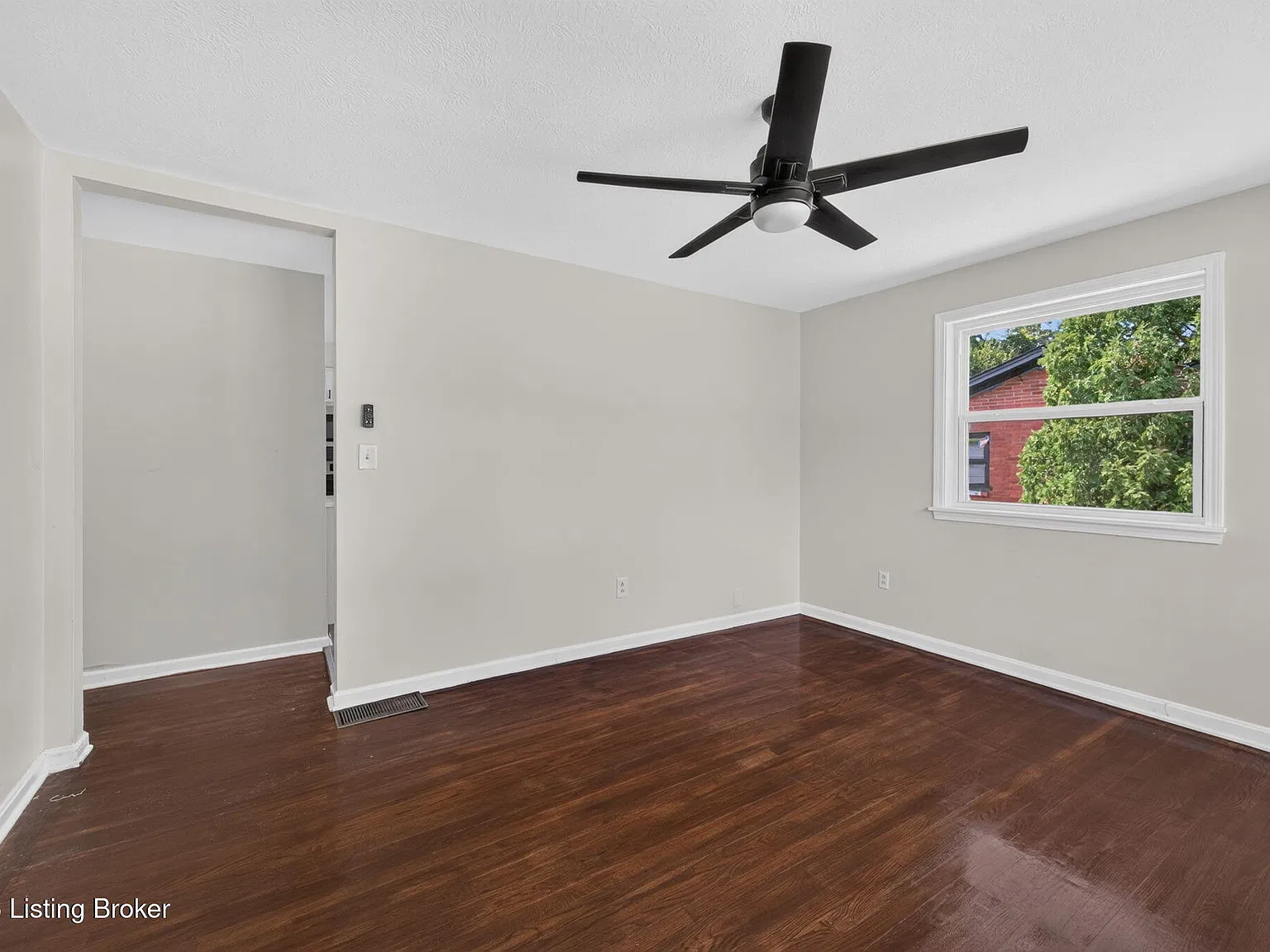 3 bed, 1.0 bath, 925 sqft, $1,600 — Photo 4