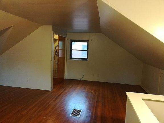 5th image of 1046 Broadview Blvd S