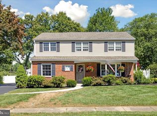 9 Blackthorne Ln, Aston, PA 19014