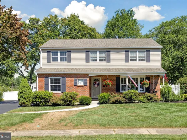 9 Blackthorne Ln, Aston, PA 19014