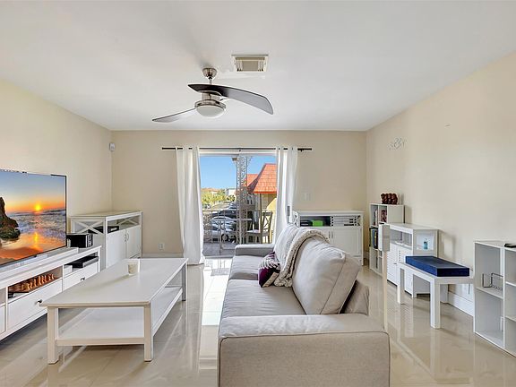5th image of 411 SE 8th Street #232
