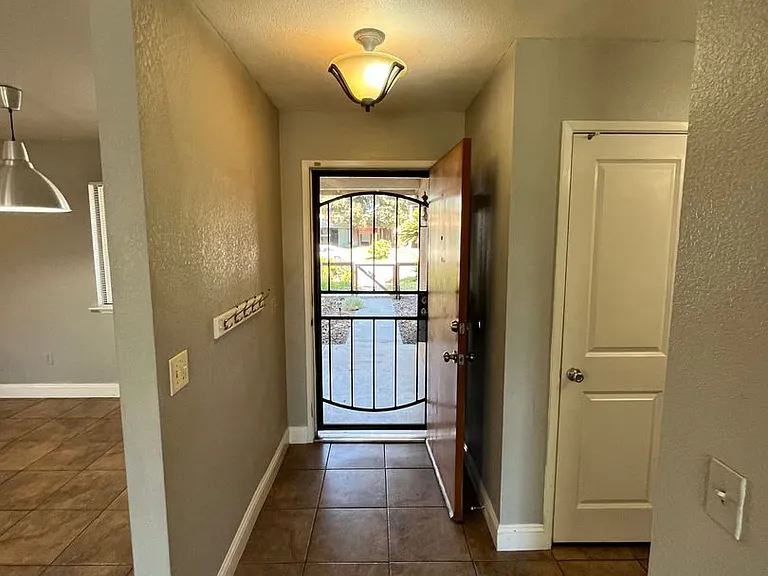 4907 W Howard Ave — Photo 3