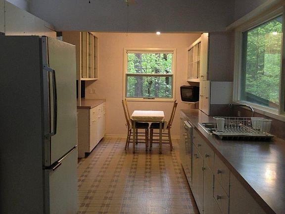4th image of 208 Davie Ln
