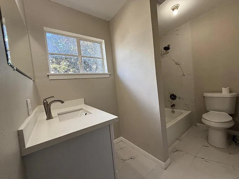 2501 Yoakum Blvd #15 — Photo 11