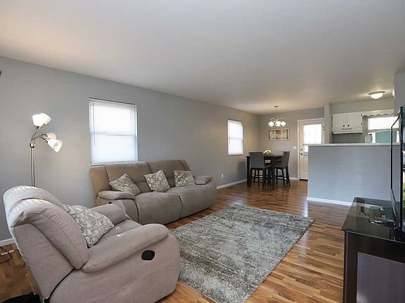 3rd image of 2525 Hawthorne Ave