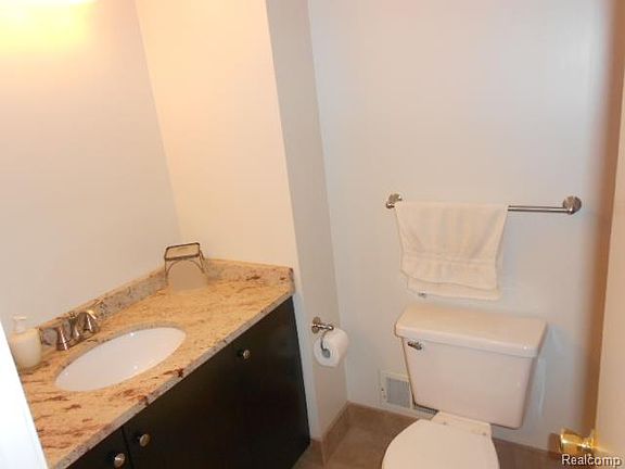 5th image of 15822 Cambridge Dr