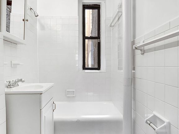 4th image of 225 W 23rd St #2252P