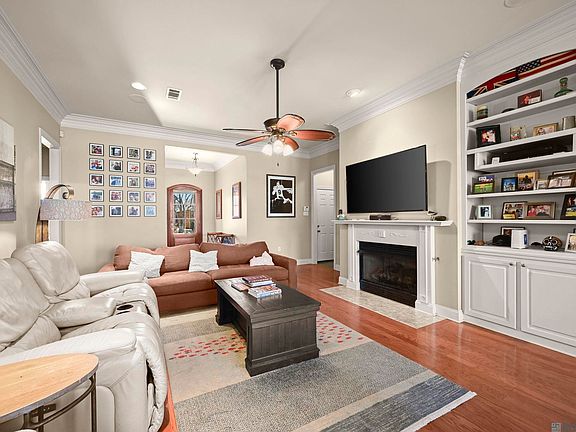 5th image of 10837 Woodleaf Ave