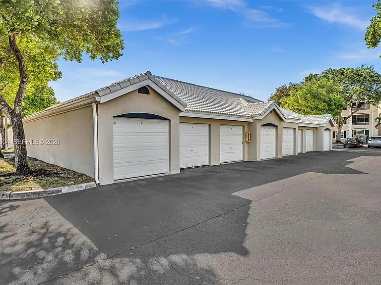 2851 N Oakland Forest Dr #111 — Photo 47