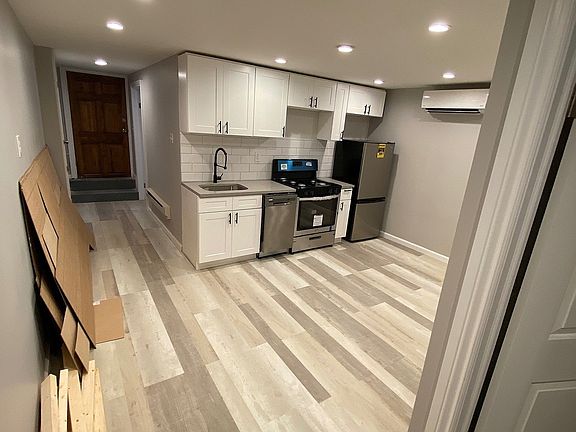 2nd image of 886 Hancock St #1A