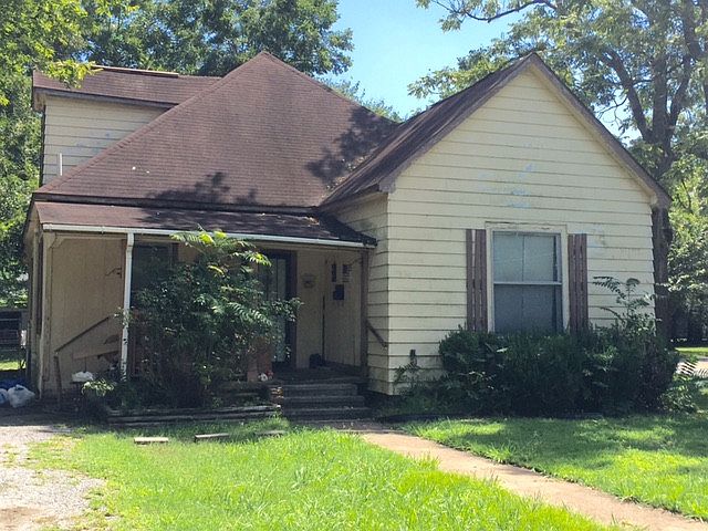 2nd image of 923 SE 2nd St