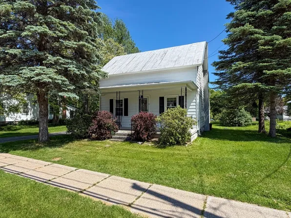 10 Spruce St, Champlain, NY 12919