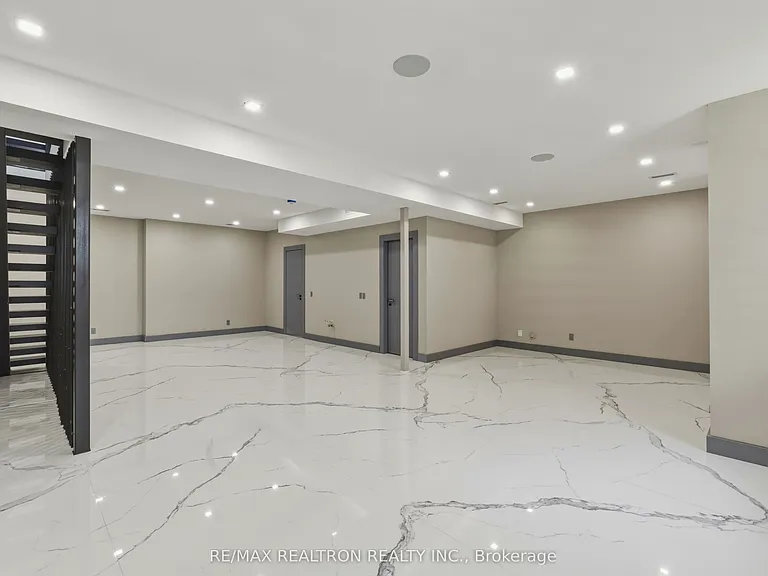 1002 Spadina Rd — Photo 12