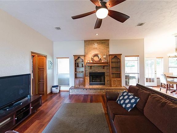3rd image of 1008 NE 25th St