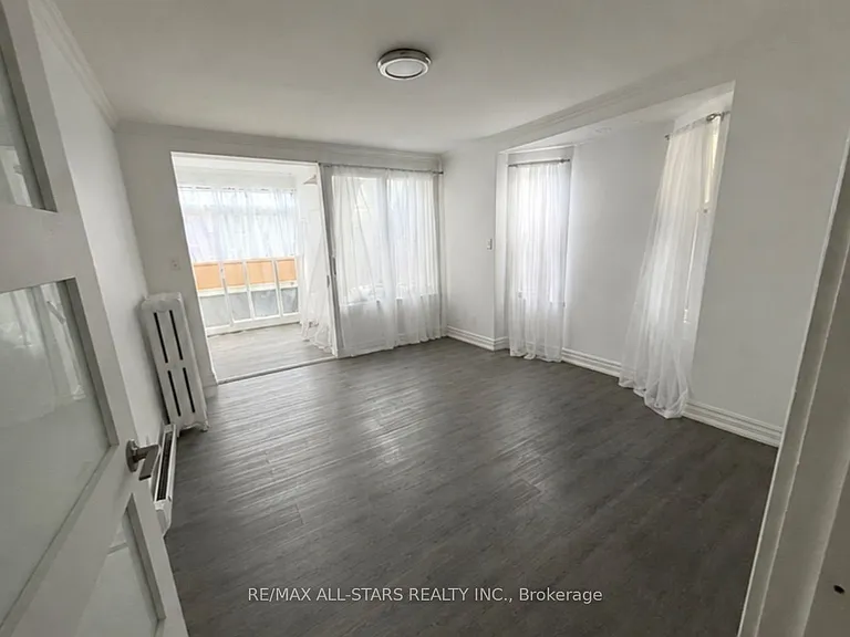 1918A Queen St E #200 — Photo 3