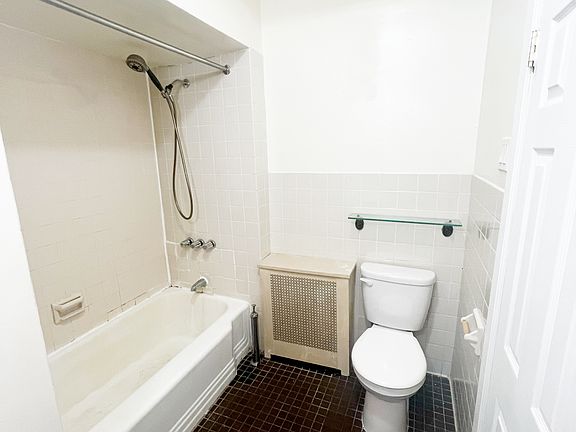 5th image of 305 W 90th St
