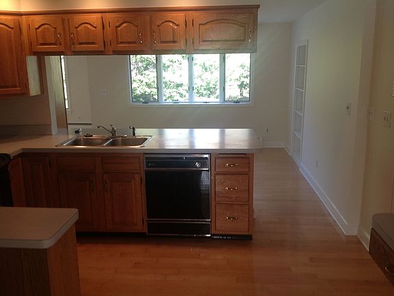 Kitchen to breakfast area