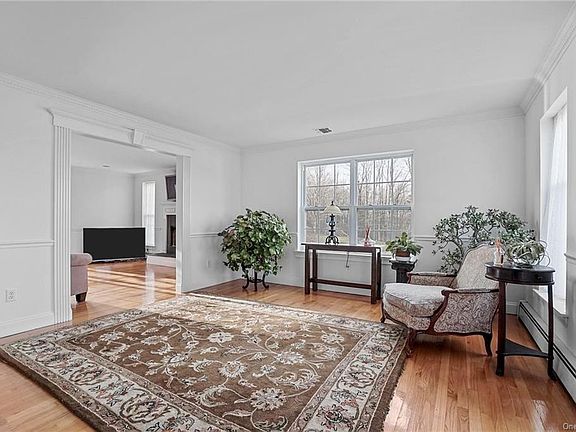 5th image of 10 Country Woods Dr