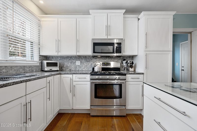 3rd image of 212 Circular Street