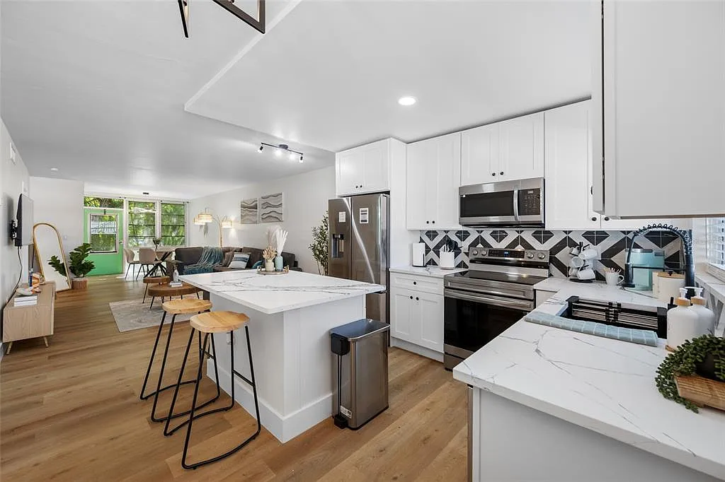 2 bed, 2.0 bath, 855 sqft, $2,100 — Photo 2
