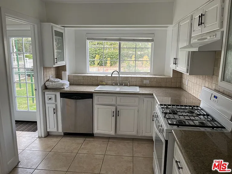 101 N La Peer Dr — Photo 13