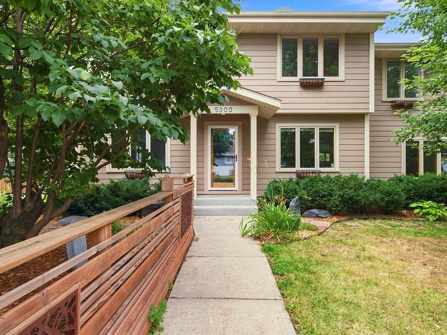 4 bed, 2.5 bath, 3610 sqft, $4,950 — Photo 2