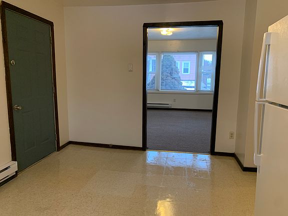 3rd image of 19 Oxford Ave APT 1L