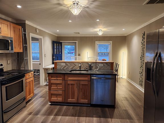 Kitchen with breakfast bar