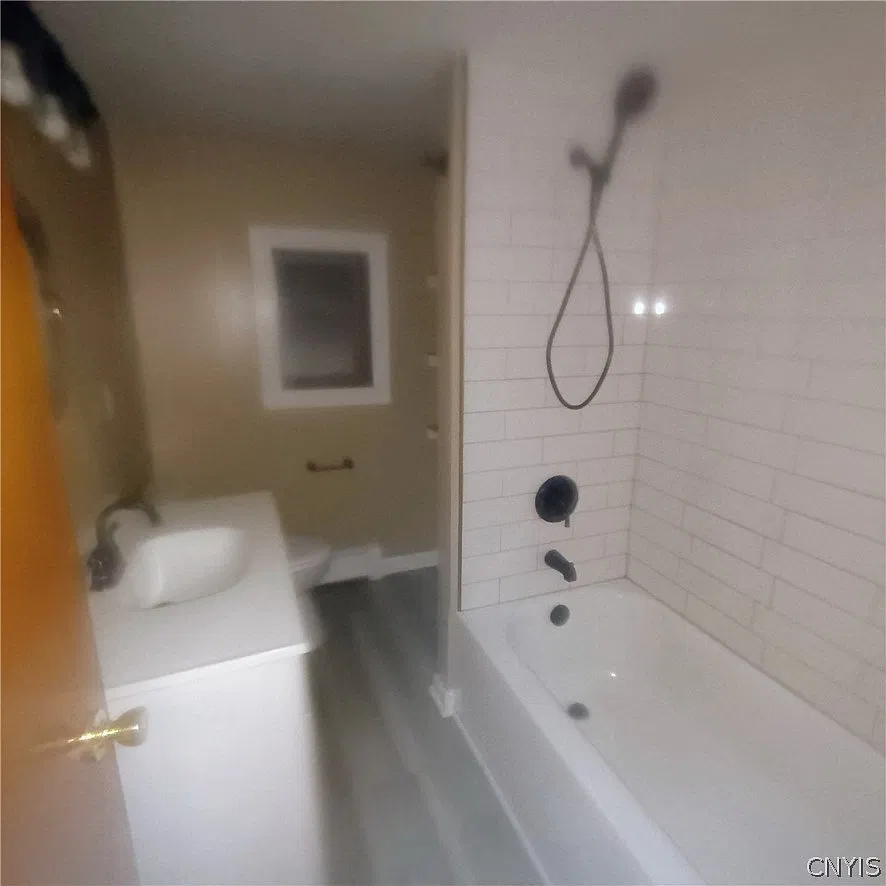 4 bed, 1.0 bath, 1558 sqft, $2,450 — Photo 3